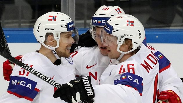 Norští hokejisté slaví gól proti Lotyšsku. Norští hokejisté slaví gól proti Lotyšsku.