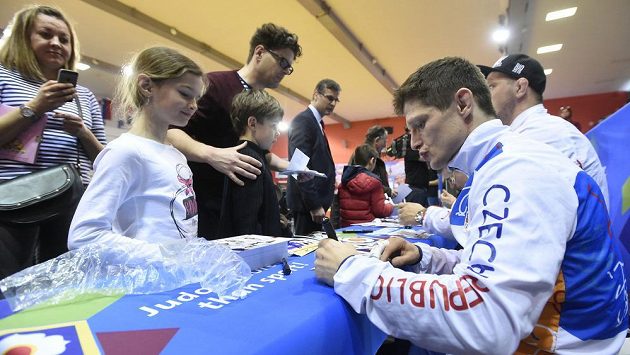 Pavel Petřikov se podepisuje fanouškům v Praze. Pavel Petřikov se podepisuje fanouškům v Praze.