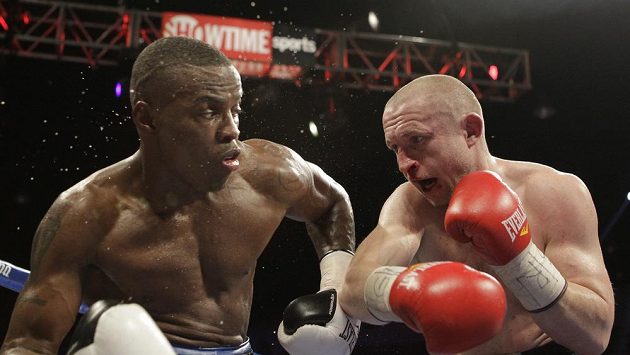 Peter Quillin (vlevo) odolává náporu českého boxera Lukáše Konečného. Peter Quillin (vlevo) odolává náporu českého boxera Lukáše Konečného.