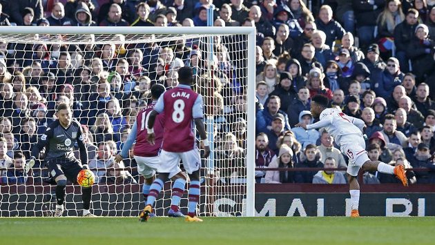 Útočník Liverpoolu Daniel Sturridge střílí gól do sítě Aston Villy v 26. kole anglické Premier League. Útočník Liverpoolu Daniel Sturridge střílí gól do sítě Aston Villy v 26. kole anglické Premier League.