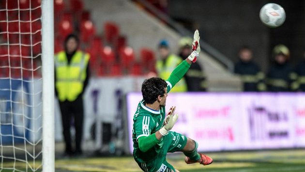 Příbramský brankář Aleš Hruška inkasuje z penalty Milana Škody. Příbramský brankář Aleš Hruška inkasuje z penalty Milana Škody.