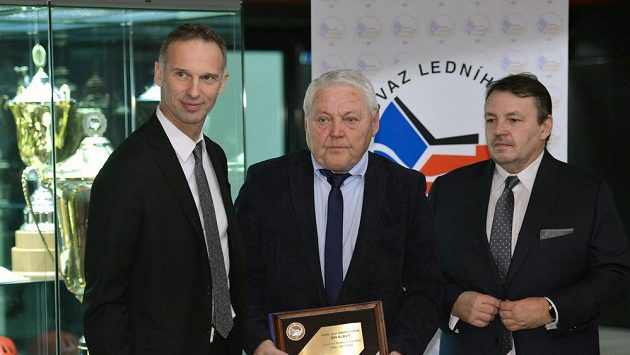 Do Síně slávy českého hokeje byli uvedeni Jan Havel (uprostřed), František Ševčík, Ladislav Šmíd a in memoriam i televizní komentátor Luděk Brábník. Na snímku vpravo je prezident Českého svazu ledního hokeje Tomáš Král, vlevo předseda Návrhové komise Síně slávy, Dominik Hašek. Do Síně slávy českého hokeje byli uvedeni Jan Havel (uprostřed), František Ševčík, Ladislav Šmíd a in memoriam i televizní komentátor Luděk Brábník. Na snímku vpravo je prezident Českého svazu ledního hokeje Tomáš Král, vlevo předseda Návrhové komise Síně slávy, Dominik Hašek.