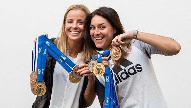 Beachvolejbalistky Markéta Nausch Sluková (vlevo) a Barbora Hermannová a jejich medaile z úspěšné sezony. Beachvolejbalistky Markéta Nausch Sluková (vlevo) a Barbora Hermannová a jejich medaile z úspěšné sezony.