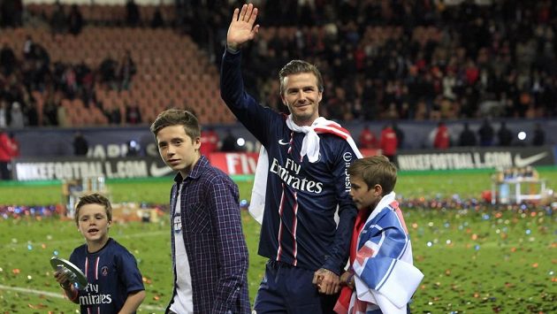 Brooklyn Beckham (druhý zleva) se svým otcem Davidem. Brooklyn Beckham (druhý zleva) se svým otcem Davidem.