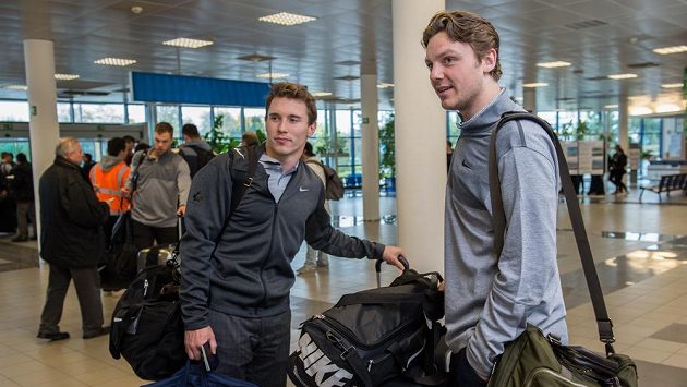 Sam Reinhart (vpravo) a Brendan Gallagher během odletu na MS 2016 do Moskvy Sam Reinhart (vpravo) a Brendan Gallagher během odletu na MS 2016 do Moskvy