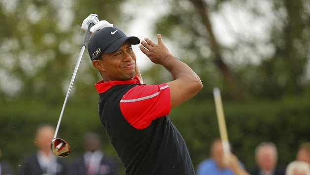 Nespokojený americký golfista Tiger Woods po jednom z odpalů. Nespokojený americký golfista Tiger Woods po jednom z odpalů.