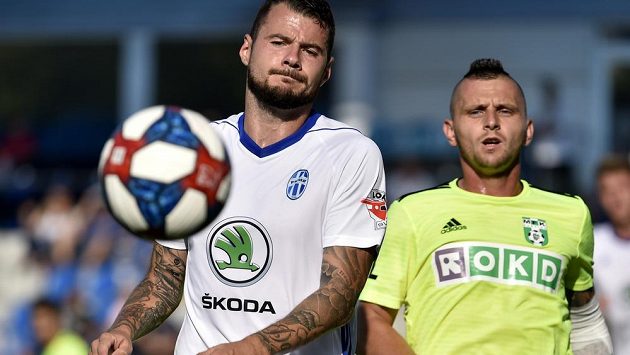 Zleva Daniel Pudil z Boleslavi a Matúš Čonka z Karviné. Zleva Daniel Pudil z Boleslavi a Matúš Čonka z Karviné.