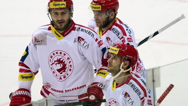 Třinecký útočník Erik Hrňa (vpravo dole) slaví se spoluhráči Tomášem Linhartem (vlevo) a Lukášem Galvasem gól. Třinecký útočník Erik Hrňa (vpravo dole) slaví se spoluhráči Tomášem Linhartem (vlevo) a Lukášem Galvasem gól.