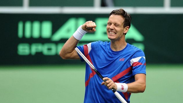 Tomáš Berdych oslavuje vítězství po utkání 1. kola Davis Cupu s nizozemským Igorem Sijslingem. Tomáš Berdych oslavuje vítězství po utkání 1. kola Davis Cupu s nizozemským Igorem Sijslingem.