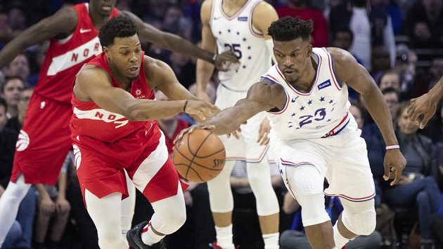 Kyle Lowry (vlevo) z Toronta a Jimmy Butler z Philadelphie 76ers. Kyle Lowry (vlevo) z Toronta a Jimmy Butler z Philadelphie 76ers.
