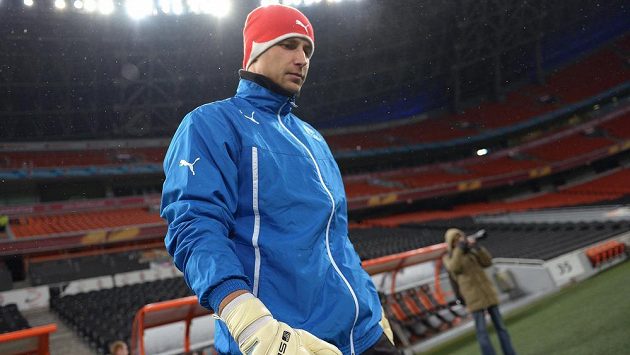 Brankář Viktorie Plzeň Petr Bolek přichází na trénink před zápasem v Doněcku. Brankář Viktorie Plzeň Petr Bolek přichází na trénink před zápasem v Doněcku.