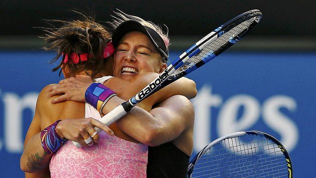 Česká tenistka Lucie Šafářová (blíže) a Američanka Bethanie Matteková-Sandsová se radují z triumfu ve čtyřhře na Australian Open. Česká tenistka Lucie Šafářová (blíže) a Američanka Bethanie Matteková-Sandsová se radují z triumfu ve čtyřhře na Australian Open.