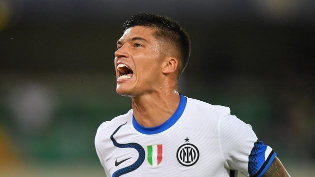 Fotbalista Interu Milán Joaquin Correa se raduje z branky. Fotbalista Interu Milán Joaquin Correa se raduje z branky.