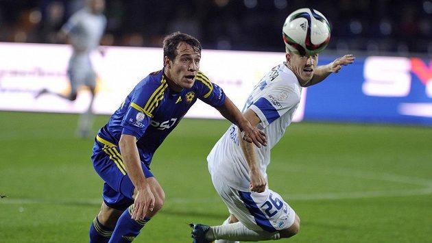 Jakub Fulnek z Jihlavy (vlevo) a Lukáš Bartošák z Liberce bojují o balón. Jakub Fulnek z Jihlavy (vlevo) a Lukáš Bartošák z Liberce bojují o balón.