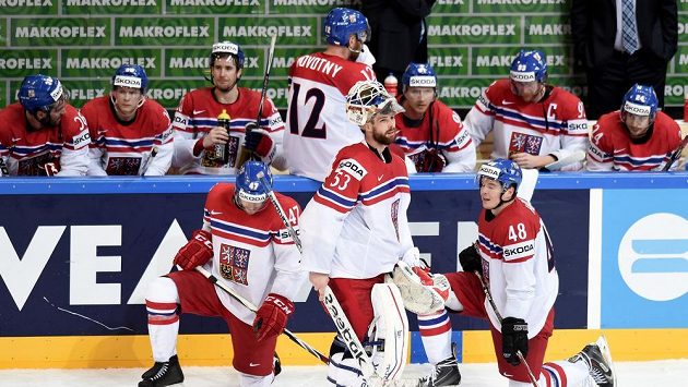 Čeští hokejisté (zleva) Michal Jordán, Alexander Salák a Tomáš Hertl po utkání se Švédy na MS v Praze. Čeští hokejisté (zleva) Michal Jordán, Alexander Salák a Tomáš Hertl po utkání se Švédy na MS v Praze.