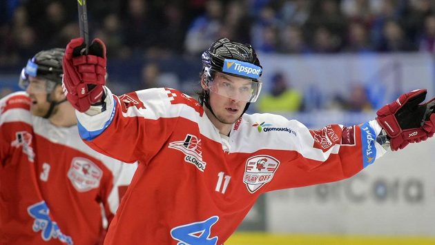 Autor první branky Olomouce na plzeňském ledě - Miroslav Holec. Autor první branky Olomouce na plzeňském ledě - Miroslav Holec.