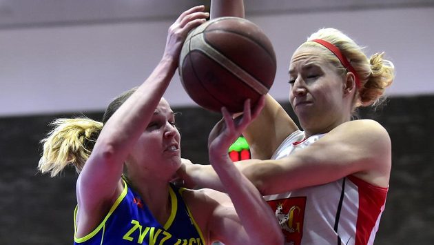 První zápas finále ligy basketbalistek: Zleva Alena Hanušová z USK a Klára Rosenbaumová z Hradce. První zápas finále ligy basketbalistek: Zleva Alena Hanušová z USK a Klára Rosenbaumová z Hradce.