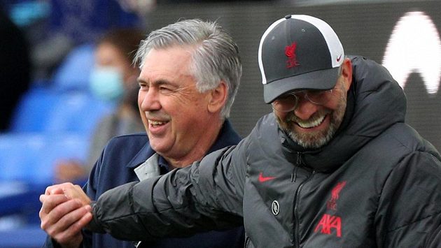 Manažer Liverpoolu Jürgen Klopp se v přátelském duchu zdraví s Carlem Ancelottim, manažerem Evertonu. Manažer Liverpoolu Jürgen Klopp se v přátelském duchu zdraví s Carlem Ancelottim, manažerem Evertonu.