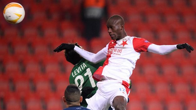 Abdallah Sima ze Slavie a jeho gólová hlavička na 1:0 proti Hapoelu Beer Ševa. Abdallah Sima ze Slavie a jeho gólová hlavička na 1:0 proti Hapoelu Beer Ševa.