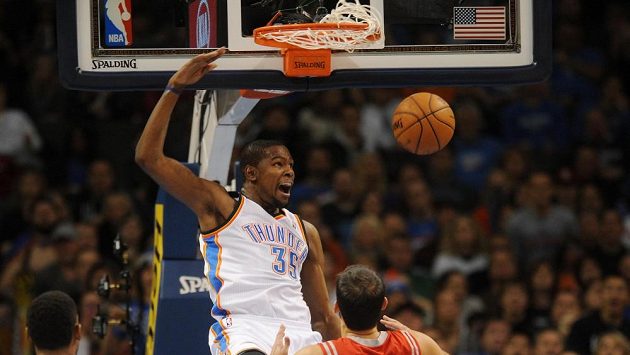 Strůjcem vítězství Oklahomy byl s 33 body a 13 doskoky Kevin Durant (uprostřed). Strůjcem vítězství Oklahomy byl s 33 body a 13 doskoky Kevin Durant (uprostřed).