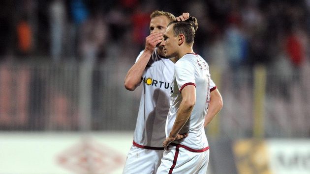 Zklamaní obránci Sparty Praha Ondřej Švejdík (vpředu) a Jiří Jarošík po porážce od Zbrojovky Brno. Zklamaní obránci Sparty Praha Ondřej Švejdík (vpředu) a Jiří Jarošík po porážce od Zbrojovky Brno.