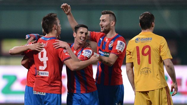 Fotbalisté Viktorie Plzeň oslavují gól proti Dukle. Fotbalisté Viktorie Plzeň oslavují gól proti Dukle.