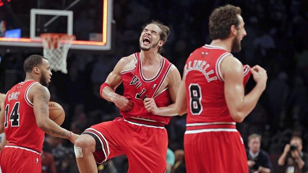 Radost basketbalistů Chicaga z postupu v play off NBA byla vskutku nezměrná. Na snímku zprava Marco Belinelli, Joakim Noah a Daequan Cook Radost basketbalistů Chicaga z postupu v play off NBA byla vskutku nezměrná. Na snímku zprava Marco Belinelli, Joakim Noah a Daequan Cook