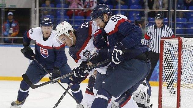 Obránce USA Kevin Shattenkirk (22) a slovenský forvard Tomáš Marcinko (65) bojují o puk v utkání na olympijském turnaji v Soči. Obránce USA Kevin Shattenkirk (22) a slovenský forvard Tomáš Marcinko (65) bojují o puk v utkání na olympijském turnaji v Soči.