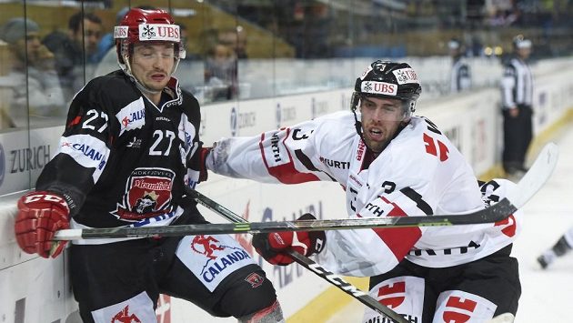 Hradecký útočník Rastislav Dej (vlevo) a Kanaďan Brandon Gormley během čtvrtfinále Spengler Cupu. Hradecký útočník Rastislav Dej (vlevo) a Kanaďan Brandon Gormley během čtvrtfinále Spengler Cupu.