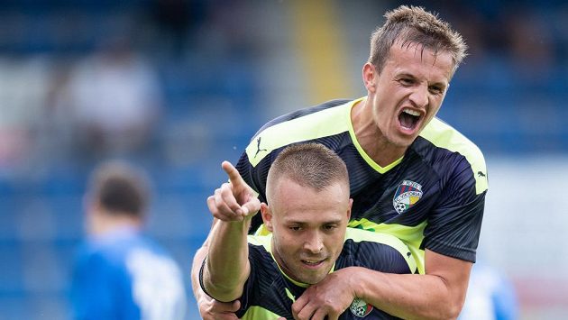 Fotbalisté Viktorie Plzeň Luděk Pernica (dole) a Jan Kopic v euforii po vstřeleném gólu Liberci na 2:0. Fotbalisté Viktorie Plzeň Luděk Pernica (dole) a Jan Kopic v euforii po vstřeleném gólu Liberci na 2:0.