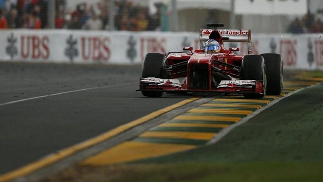 Španěl Alonso z Ferrari na okruhu v Albert Parku v australském Melbourne. Španěl Alonso z Ferrari na okruhu v Albert Parku v australském Melbourne.