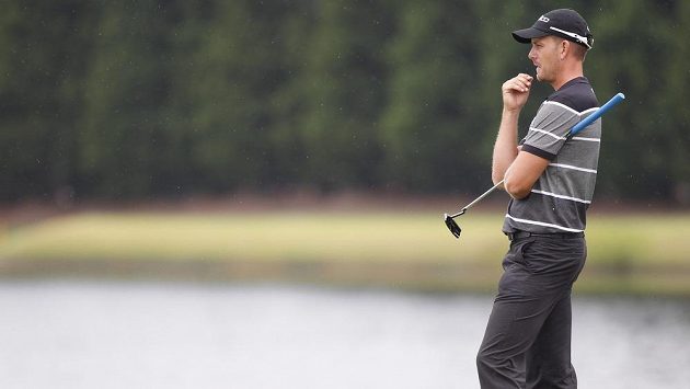 Henrik Stenson sleduje dráhu svého úderu na šestém greenu během golfového turnaje v Atlantě. Henrik Stenson sleduje dráhu svého úderu na šestém greenu během golfového turnaje v Atlantě.