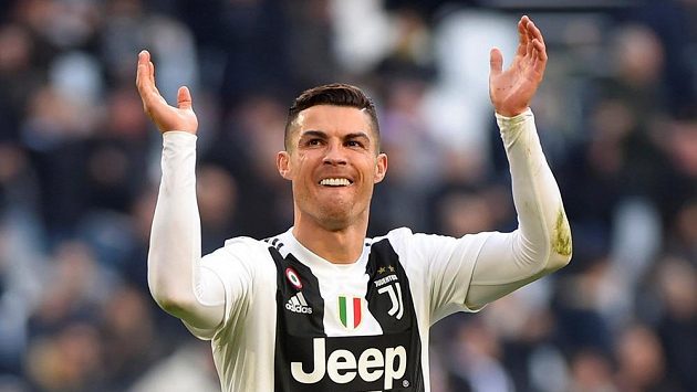 Cristiano Ronaldo z Juventusu po výhře nad Sampdorií. Cristiano Ronaldo z Juventusu po výhře nad Sampdorií.