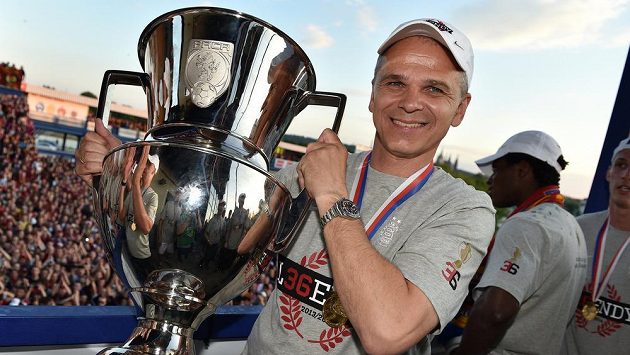 Trenér Sparty Vítězslav Lavička s pohárem pro mistra ligy. Trenér Sparty Vítězslav Lavička s pohárem pro mistra ligy.