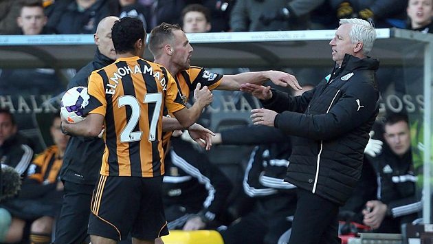 Fotbalista David Meyler z Hullu si od trenéra Newcastlu Pardewa nechtěl nechat nic líbit. Fotbalista David Meyler z Hullu si od trenéra Newcastlu Pardewa nechtěl nechat nic líbit.