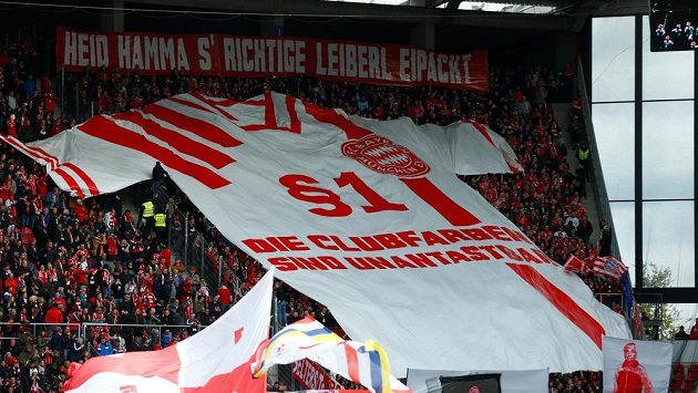 Fanoušci Bayernu protestovali proti barvě dresů, v nichž slavný bavorský klub hraje venkovní bundesligové zápasy. Fanoušci Bayernu protestovali proti barvě dresů, v nichž slavný bavorský klub hraje venkovní bundesligové zápasy.