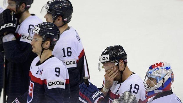 Smutní slovenští hokejisté po skončení zápasu s Francií. Zprava brankář Ján Laco, útočníci Michel Miklík, Dávid Skokan (č. 9) a obránce Juraj Valach. Smutní slovenští hokejisté po skončení zápasu s Francií. Zprava brankář Ján Laco, útočníci Michel Miklík, Dávid Skokan (č. 9) a obránce Juraj Valach.