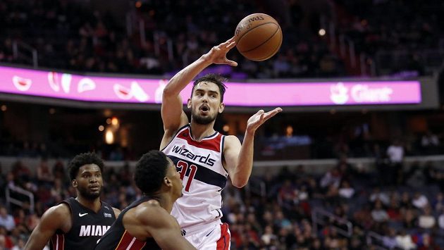 Tomáš Satoranský (31) z Washingtonu zazářil proti Miami 7 asistencemi. Tomáš Satoranský (31) z Washingtonu zazářil proti Miami 7 asistencemi.