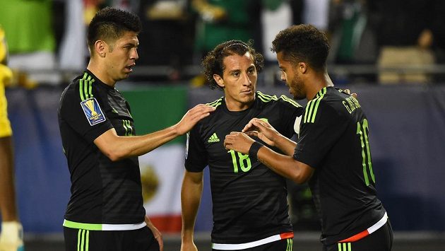 Mexičan Oribe Peralta (vlevo) se raduje se spoluhráči z gólu. Mexičan Oribe Peralta (vlevo) se raduje se spoluhráči z gólu.