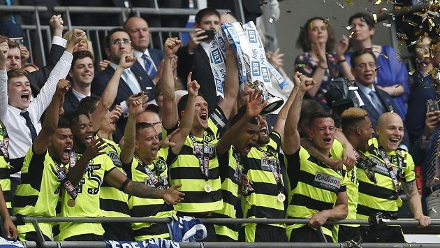 Fotbalisté Huddersfieldu s trofejí pro vítěze play off Championship. Fotbalisté Huddersfieldu s trofejí pro vítěze play off Championship.