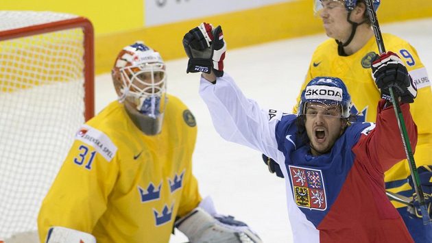Martin Zaťovič se raduje z gólu. Vlevo švédský brankář Anders Nilsson, vzadu Erik Gustafsson ze Švédska. Martin Zaťovič se raduje z gólu. Vlevo švédský brankář Anders Nilsson, vzadu Erik Gustafsson ze Švédska.