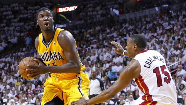 Pivot Indiany Roy Hibbert (vlevo) zaznamenal 29 body svůj osobní rekord v play off. Pivot Indiany Roy Hibbert (vlevo) zaznamenal 29 body svůj osobní rekord v play off.