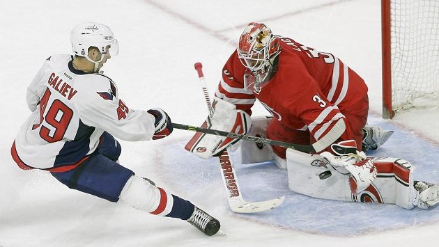 Brankář Caroliny Hurricanes Eddie Läck zasahuje proti Stanislavovi Galievovi z Washingtonu Capitals v přípravném zápase NHL. Brankář Caroliny Hurricanes Eddie Läck zasahuje proti Stanislavovi Galievovi z Washingtonu Capitals v přípravném zápase NHL.