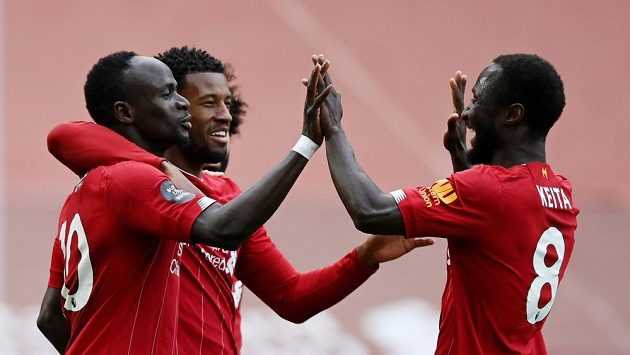 Fotbalisté Liverpoolu se radují. Fotbalisté Liverpoolu se radují.