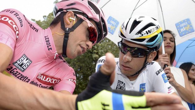 Alberto Contador (vlevo) na Giru udržel růžový trikot. Alberto Contador (vlevo) na Giru udržel růžový trikot.