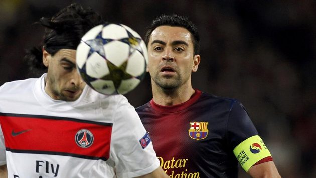 Xavi (vpravo) z Barcelony v souboji s Javierem Pastorem z PSG. Xavi (vpravo) z Barcelony v souboji s Javierem Pastorem z PSG.