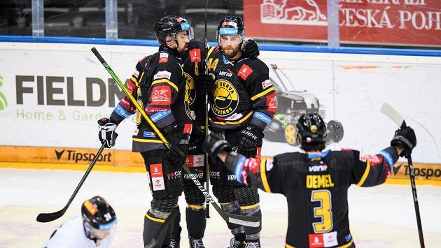 Hokejisté Litvínova Richard Jarůšek a Aaron Irving se radují z gólu proti Spartě. Hokejisté Litvínova Richard Jarůšek a Aaron Irving se radují z gólu proti Spartě.