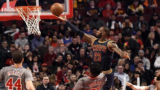 LeBron James (23) z Clevelandu přechytračil obranu Chicaga a střílí jednoduchý koš. LeBron James (23) z Clevelandu přechytračil obranu Chicaga a střílí jednoduchý koš.