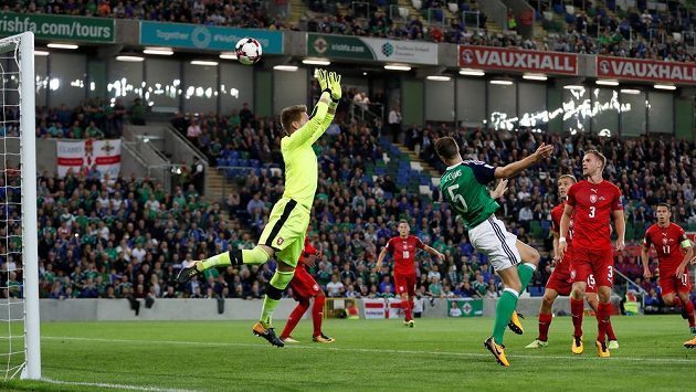 Je zle! Fotbalista Severního Irska Jonny Evans překonává gólmana Tomáše Vaclíka v utkání kvalifikace o postup na MS 2018. Češi v tu chvíli prohrávali 0:1. Je zle! Fotbalista Severního Irska Jonny Evans překonává gólmana Tomáše Vaclíka v utkání kvalifikace o postup na MS 2018. Češi v tu chvíli prohrávali 0:1.