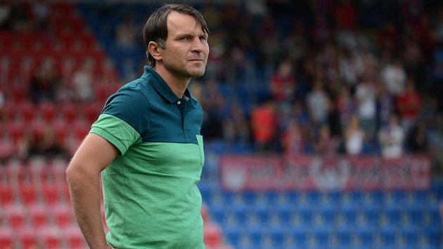Jablonecký trenér Roman Skuhravý během utkání Superpoháru FAČR. Jablonecký trenér Roman Skuhravý během utkání Superpoháru FAČR.